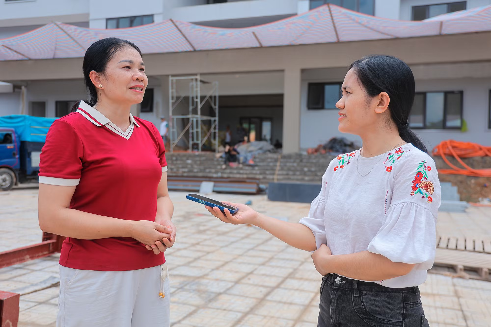Cô Nông Thị Thủy chia sẻ với phóng viên VietnamPlus. (Ảnh: Hoài Nam/Vietnam+) ca9a7989.jpg
