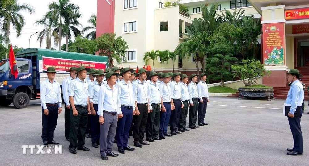 ttxvn-quy-tap-hai-cot-liet-sy-hy-sinh-tai-lao-2.jpg