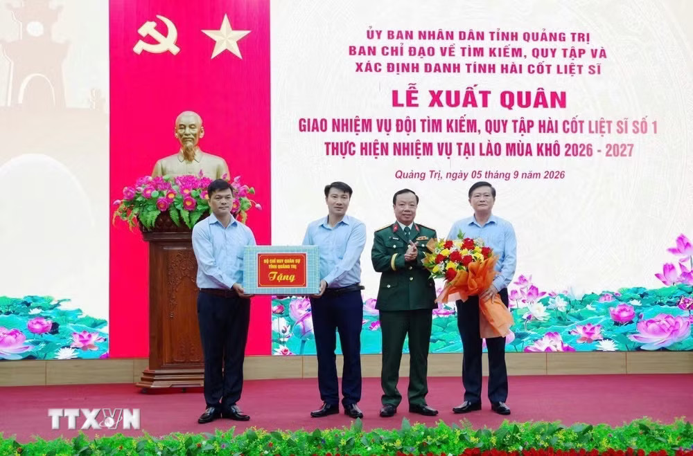 ttxvn-quy-tap-hai-cot-liet-sy-hy-sinh-tai-lao-1.jpg