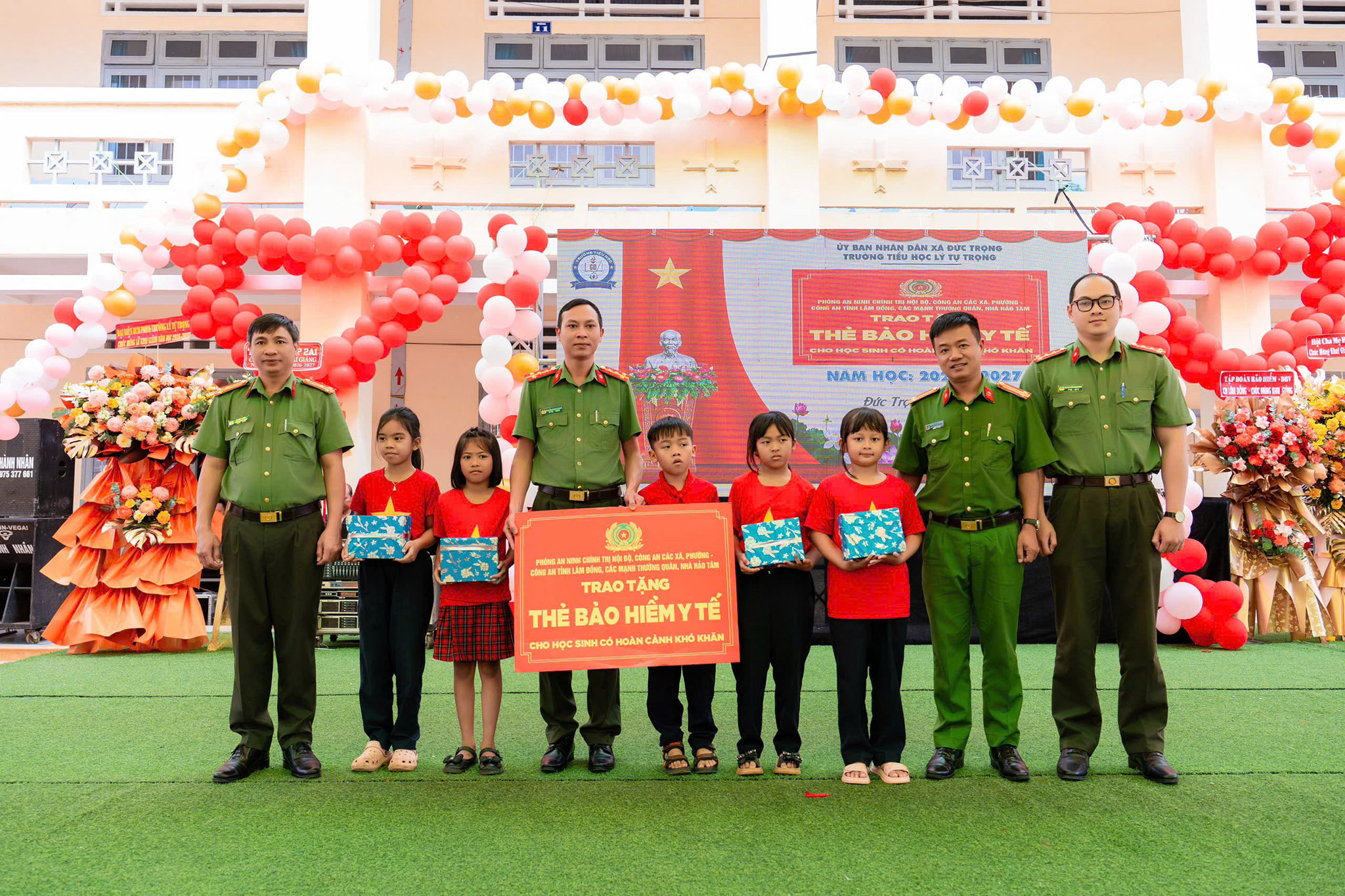 phòng pa03 đã trao tặng 20 thẻ bảo hiểm y tế + 20 suất quà cho các cháu học sinh có hoàn cảnh khó khăn tại trường Tiểu học Nguyễn Bá Ngọc và trường Tiểu học Lý Tự Trọng (xã Đức Trọng).
