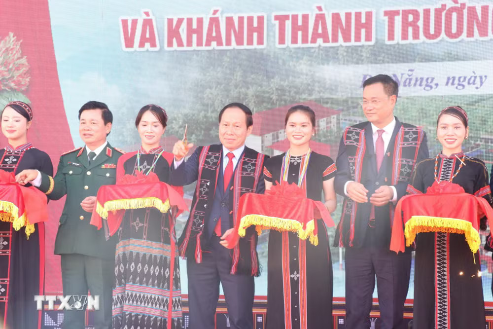 ttxvn-pho-thu-tuong-le-tien-chau-du-le-khai-giang-nam-hoc-moi-tai-tay-giang-da-nang-9004059.jpg