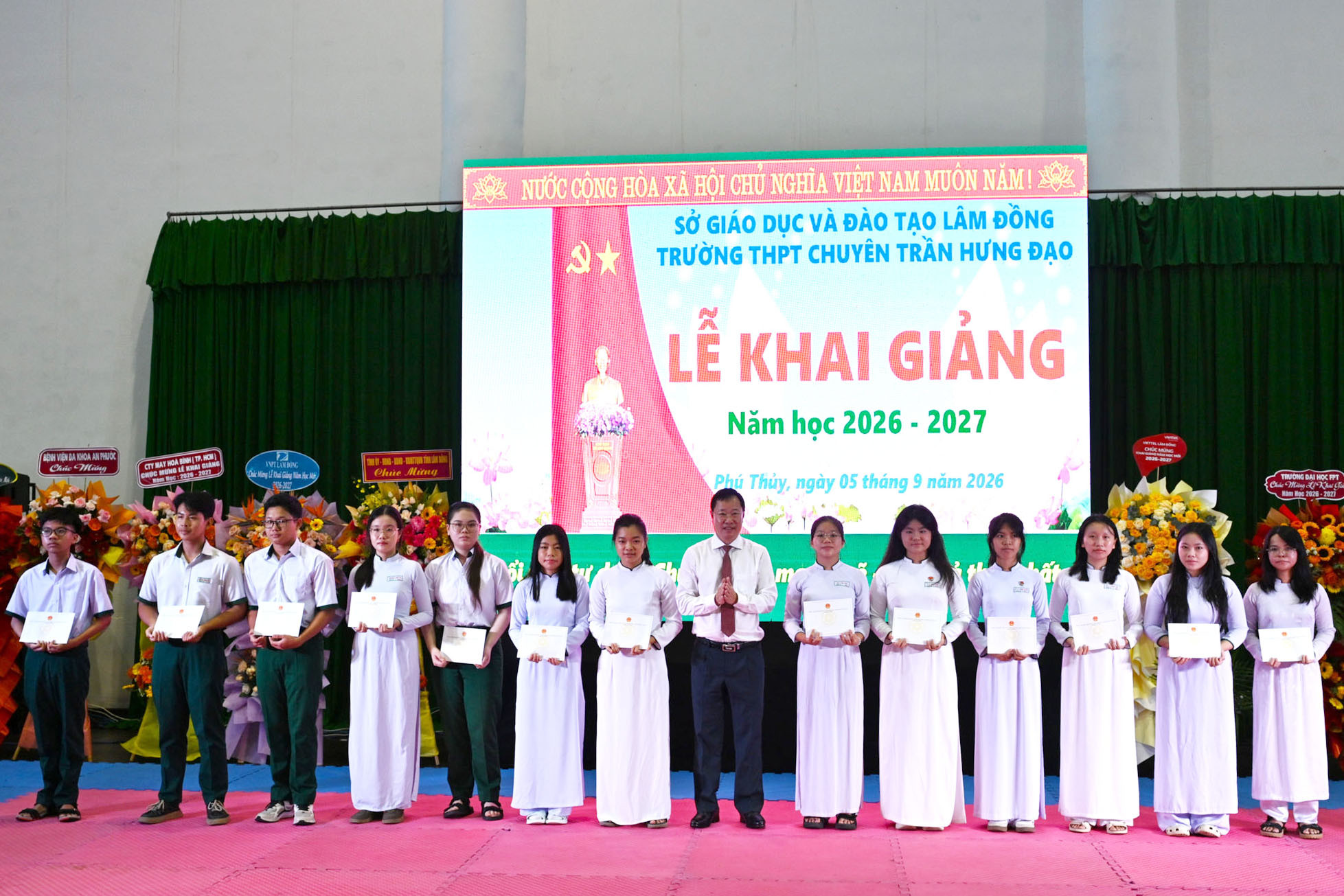 tang-hoc-bong-cho-cac-em-hoc-sinh-ngheo-vuot-kho(1).jpg