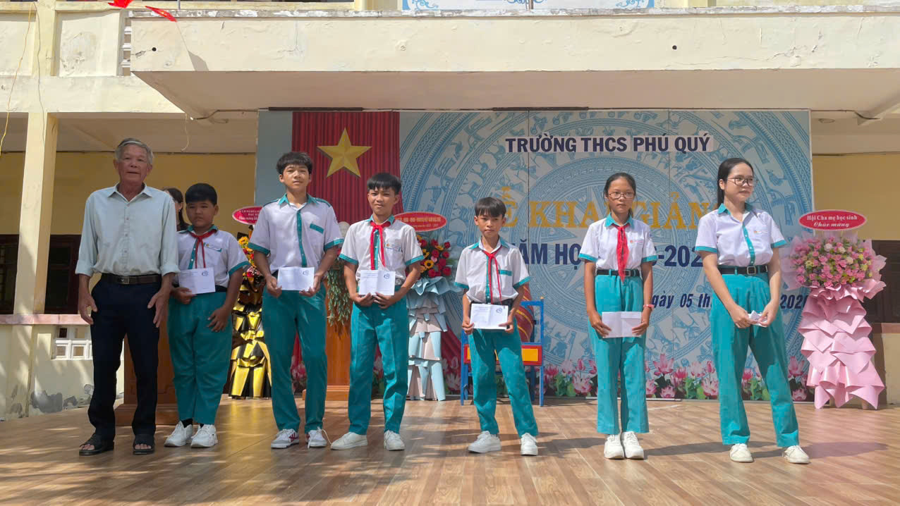 TẶng học bổng cho học sinh khó khăn