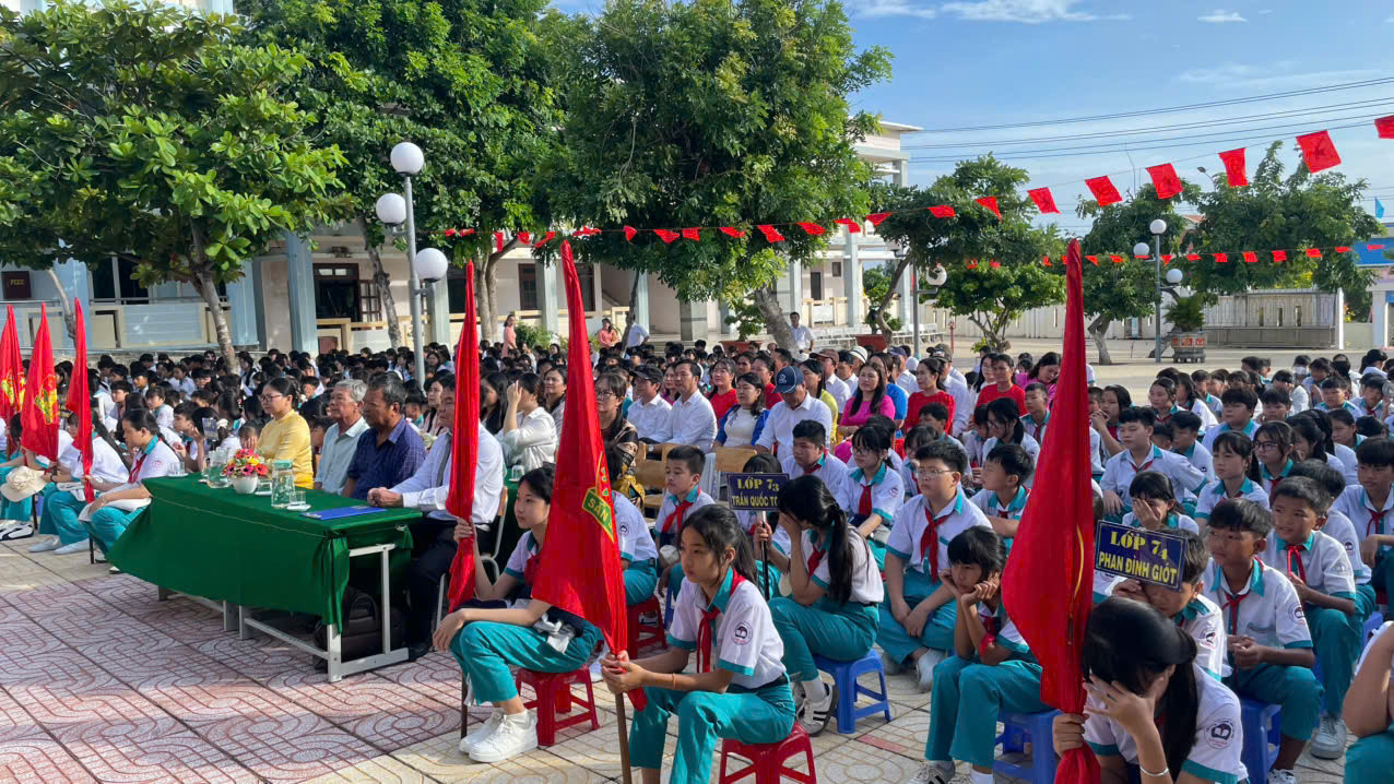 Thầy và trò trường THCS Phú Quý rộn ràng cho lễ khai giảng