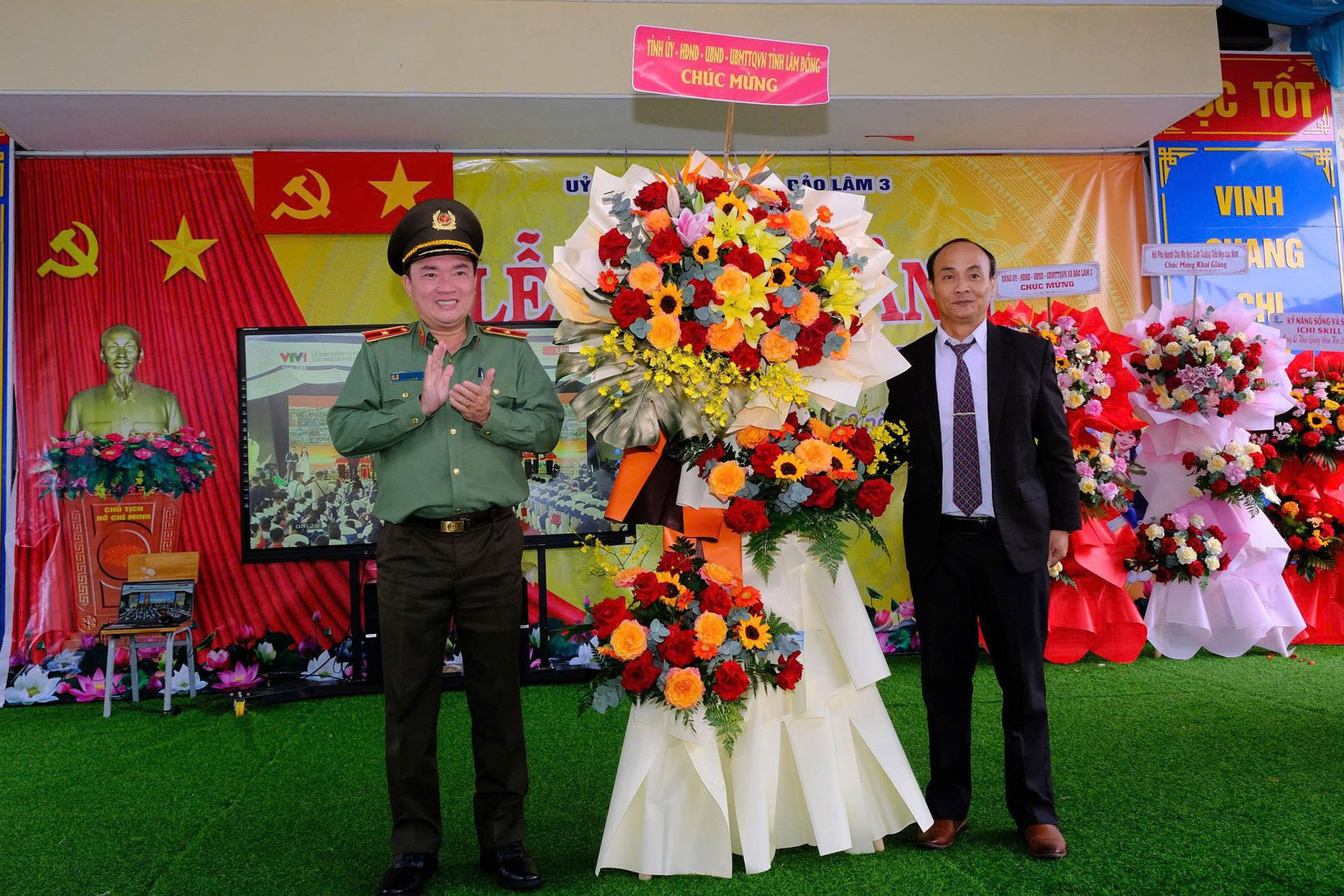 thieu-tuong-truong-minh-duong-giam-doc-cong-an-tinh-lam-dong-chuc-mung-ngay-khai-giang(1).jpg