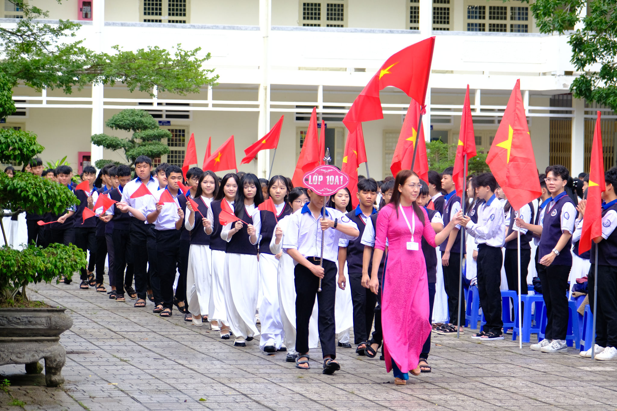 Trường THPT Lâm Hà đón học sinh lớp 10 