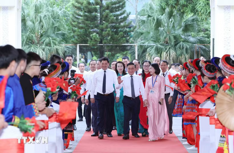 Thường trực Ban Bí thư Trần Cẩm Tú dự Lễ khai giảng năm học mới 2026-2027 tại Trường Phổ thông Dân tộc nội trú tỉnh Bắc Ninh. (Ảnh: Phương Hoa/TTXVN)
