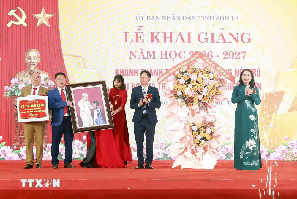 ttxvn-pho-chu-tich-nuoc-du-le-khai-giang-tai-truong-pho-thong-noi-tru-th-va-thcs-chieng-son-son-la-9003872.jpg