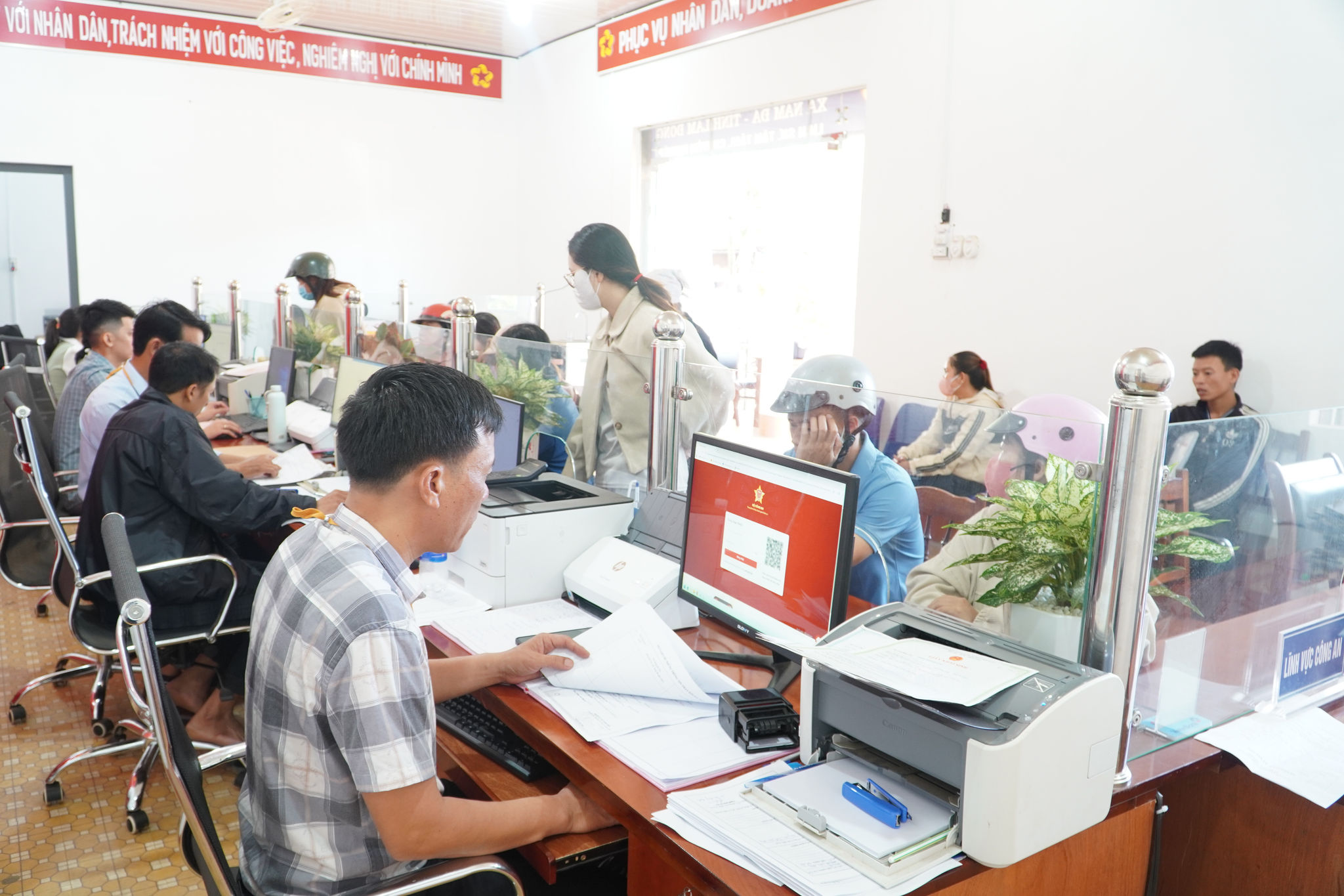 Cán bộ xã Nam Đà luôn chú trọng nâng cao kỹ năng công nghệ nhằm phục vụ người dân ngày càng tốt hơn
