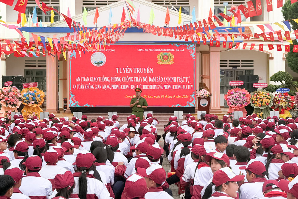 cong-an-phuong-lang-biang-da-lat-phoi-hop-voi-truong-thcs-hung-vuong-to-chuc-tuyen-truyen-ve-an-toan-giao-thong(1).jpg