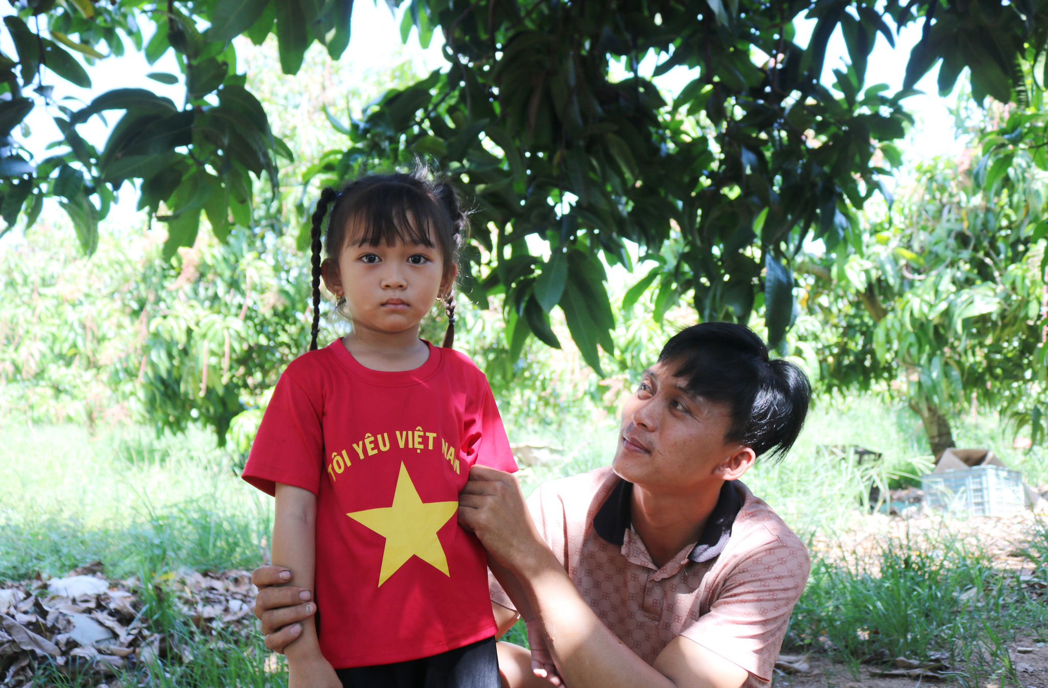 Em bé và cha của em là Việt kiều Camphuchua.
