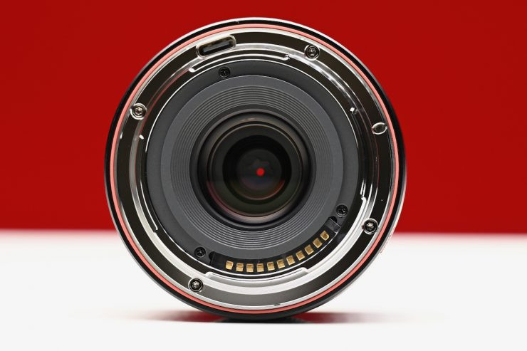 Loa che sáng và nắp từ tính của Viltrox AF 26mm F2.8 EVO