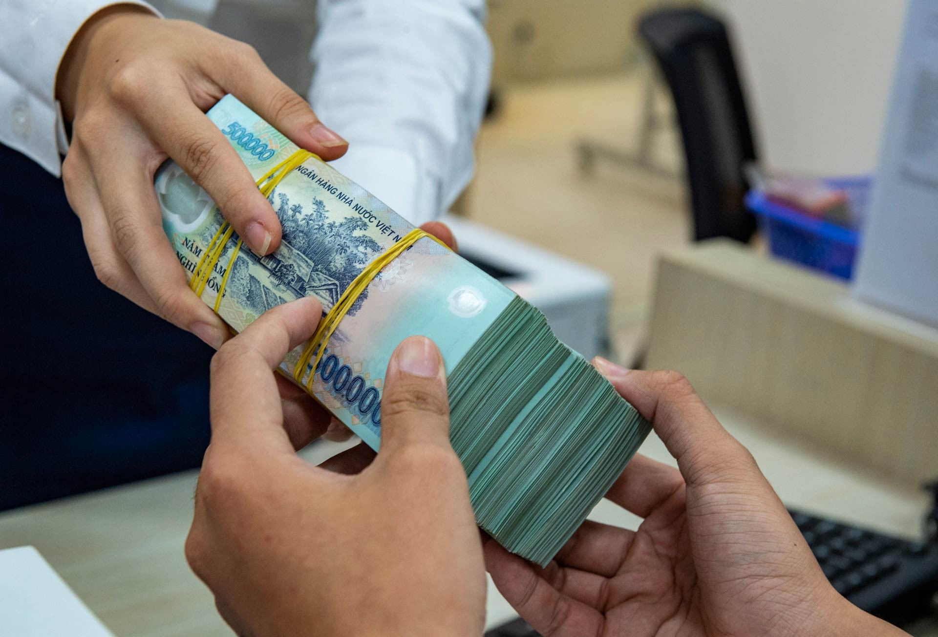 Lãi suất chứng chỉ tiền gửi lên tới 9%/năm: Người có tiền nhàn rỗi cần lưu ý gì?