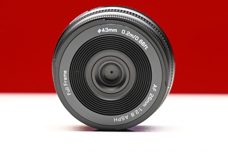 Kích thước nhỏ gọn của ống kính Viltrox AF 26mm F2.8 EVO