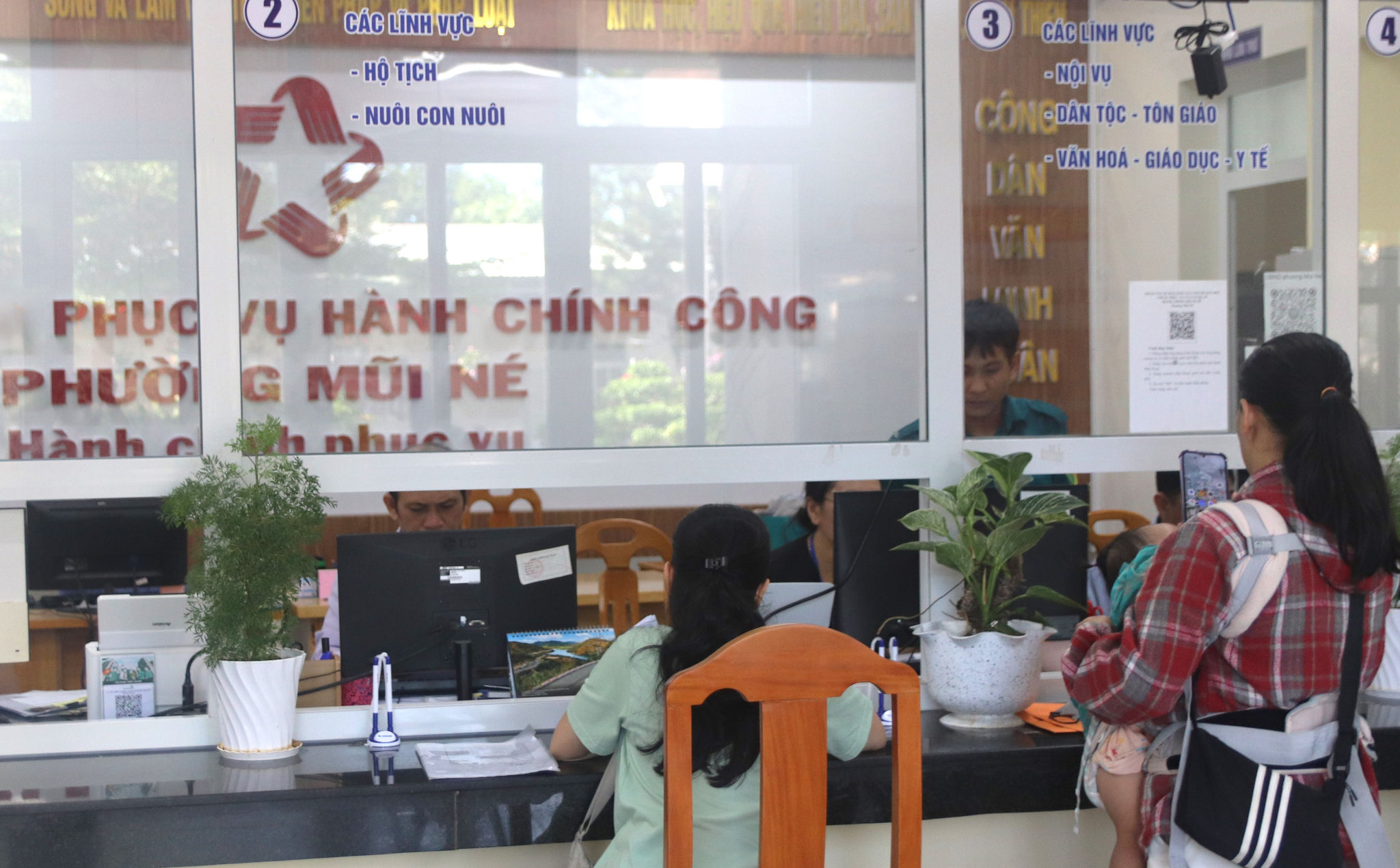 Không khí làm việc tại Trung tâm Phục vụ Hành chính phường Mũi Né diễn ra khẩn trương, trật tự.
