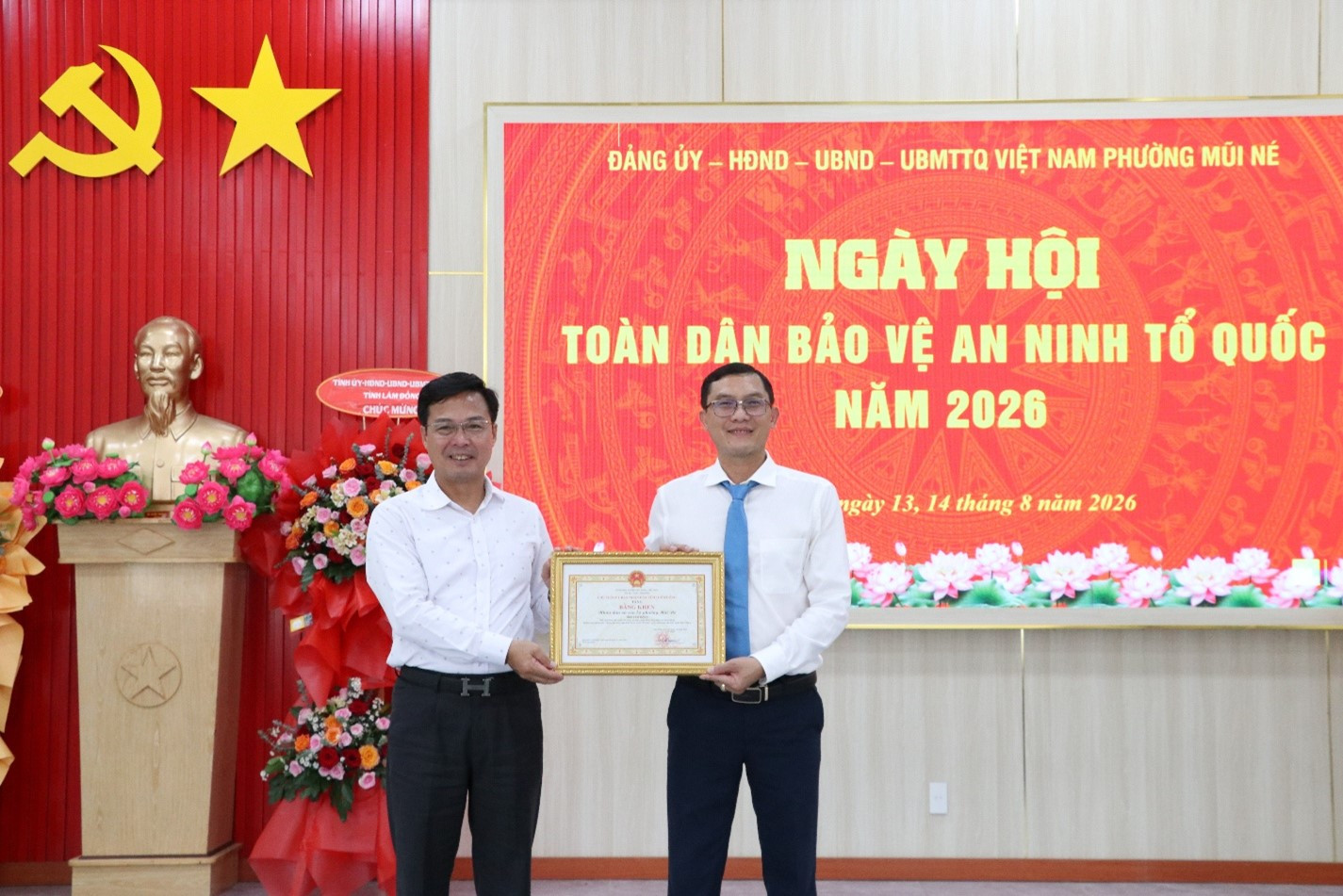 Phó Chủ tịch UBND tỉnh Lâm Đồng trao Bằng khen của Chủ tịch UBND tỉnh cho Nhân dân và cán bộ phường Mũi Né vì có thành tích xuất sắc trong triển khai các hoạt động hưởng ứng Ngày hội toàn dân bảo vệ an ninh Tổ quốc năm 2026