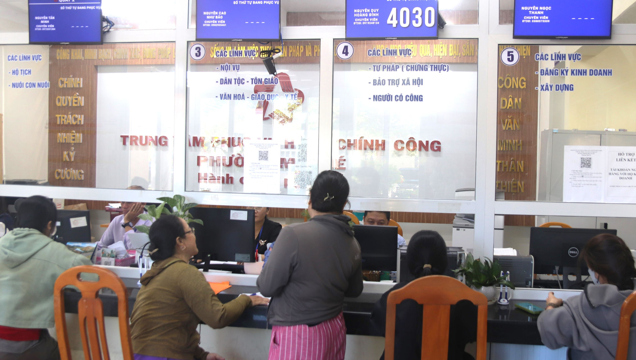Người dân đến thực hiện các thủ tục hành chính tại phường Mũi Né.