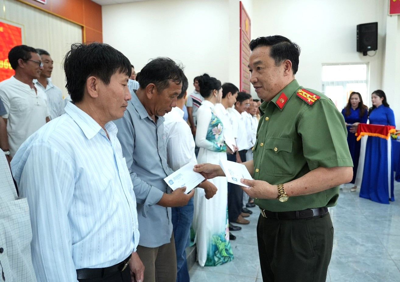 Đại tá Trần Văn Mười, Tỉnh ủy viên, Phó Bí thư Đảng ủy, Phó Giám đốc Công an tỉnh trao quà của UBND tỉnh cho các công dân phường Mũi Né có thành tích xuất sắc trong phong trào Toàn dân bảo vệ an ninh Tổ quốc