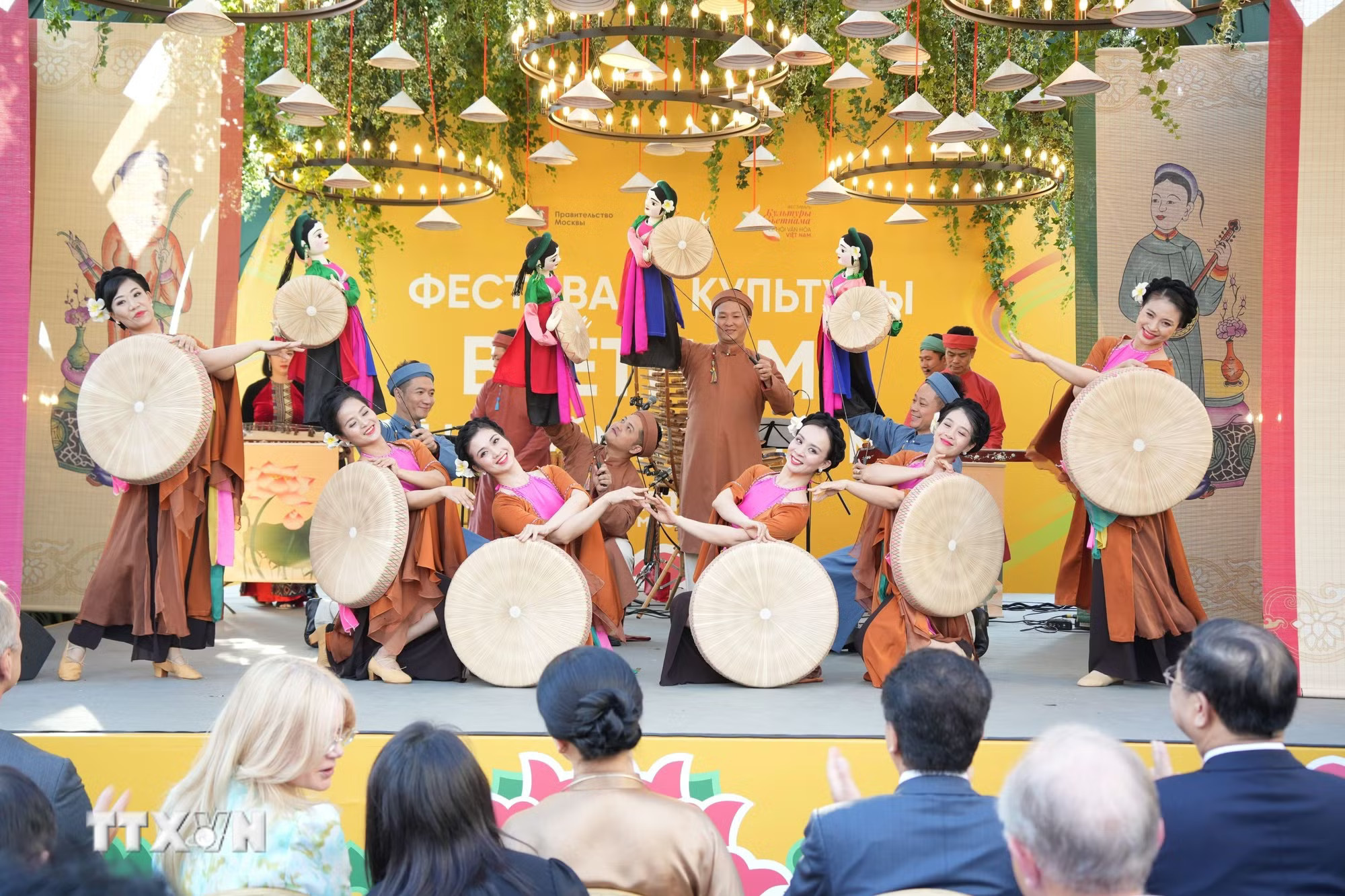 ttxvn-khai-mac-le-hoi-van-hoa-viet-nam-sac-mau-tu-mien-nhiet-doi-tai-nga-8172509-4.jpg