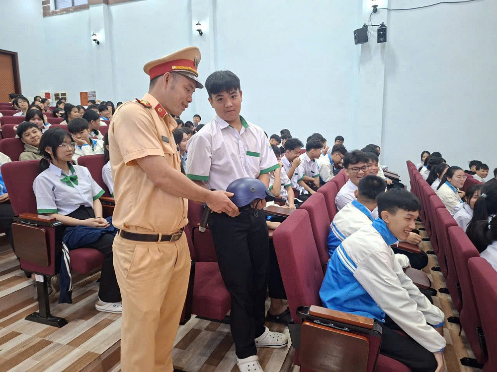 Tặng mũ bảo hiểm cho học sinh tham gia tìm hiểu kiến thức ATGT tại trường THPT Chuyên Nguyễn Chí Thanh, phường Nam Gia Nghĩa