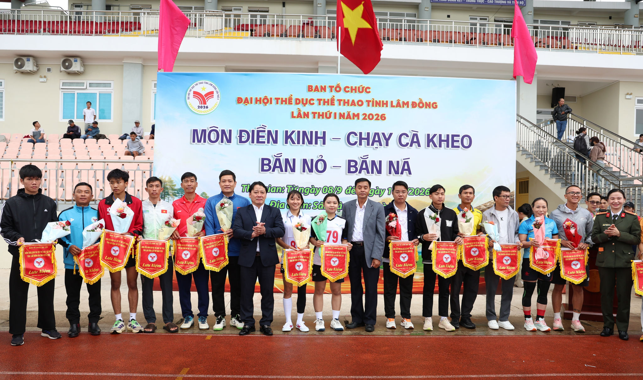 Ban Tổ chức môn Điền kinh tặng cờ cho các đoàn VĐV