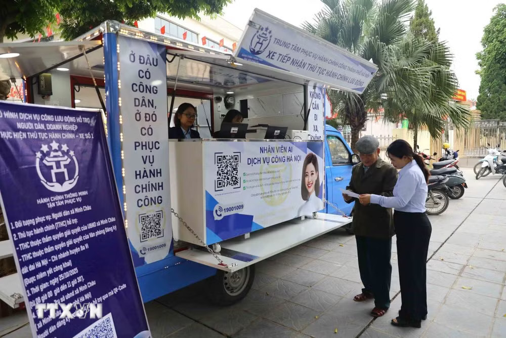 Mô hình “Dịch vụ công lưu động” thể hiện tư duy hành chính phục vụ thiết thực, lấy người dân làm trung tâm trong cải cách, chuyển đổi số. (Ảnh: Vũ Quang/TTXVN) ttxvn-ha-noi-dua-dich-vu-hanh-chinh-cong-den-gan-hon-voi-nguoi-dan-0809.jpg