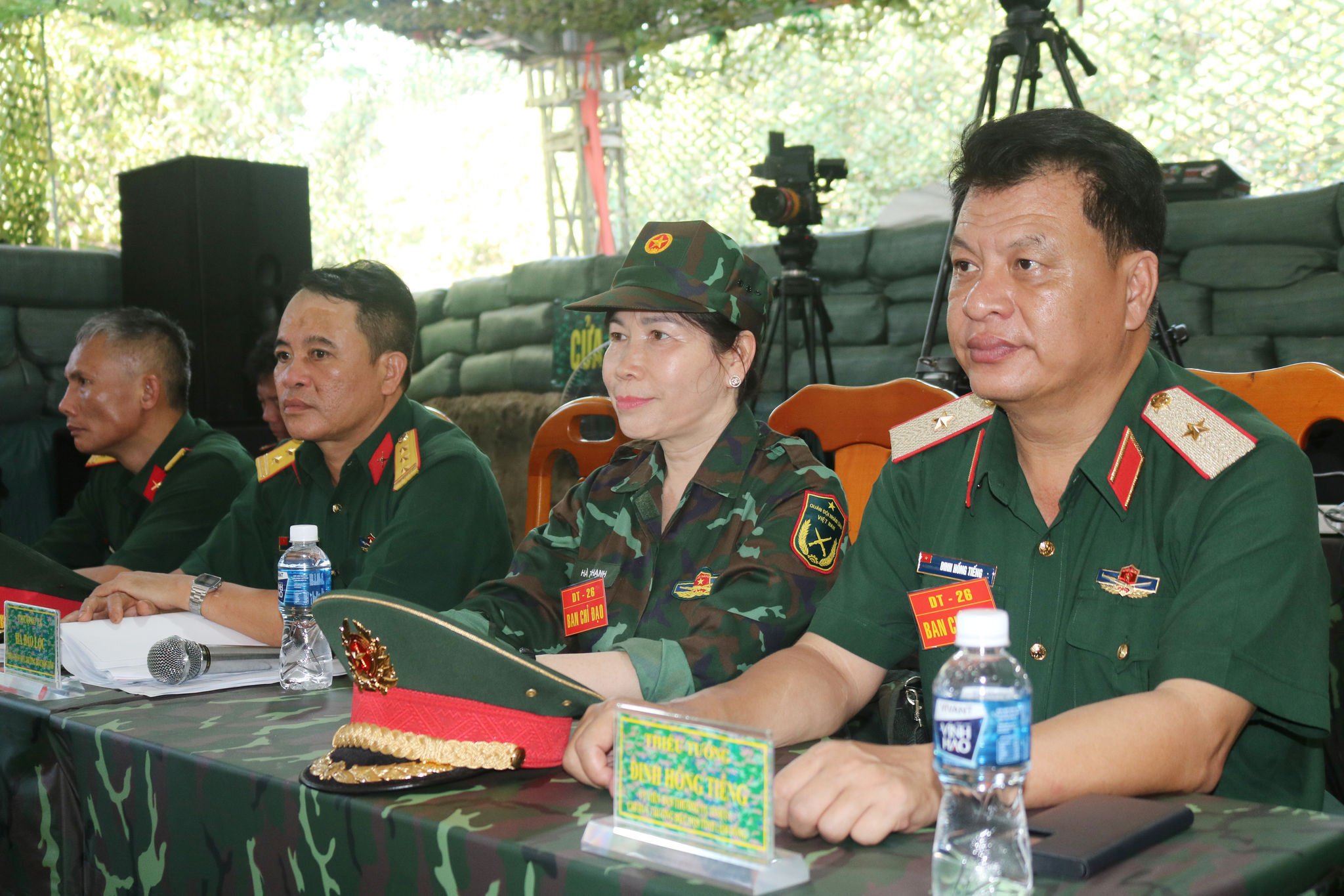 Thiếu tướng Đinh Hồng Tiếng - Chỉ huy trưởng Bộ CHQS tỉnh, Phó Trưởng ban Thường trực Ban Chỉ đạo diễn tập tỉnh và đồng chí Hà Thị Hạnh - Phó Chủ tịch UBMTTQ Việt Nam tỉnh dự một trong những tình huống diễn tập. Đồng thời dự bế mạc diễn tập tác chiến cụm 3.