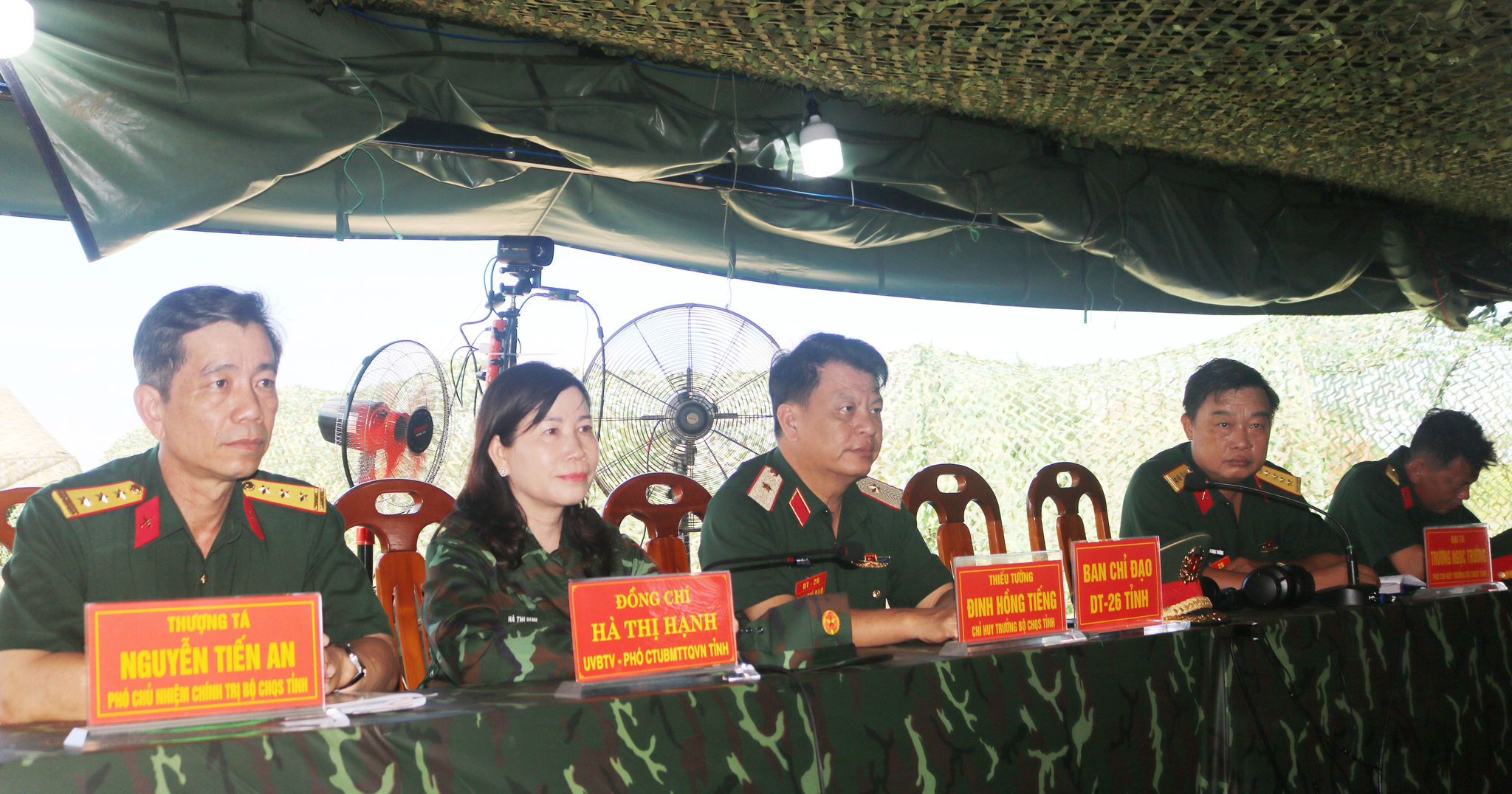 Thiếu tướng Đinh Hồng Tiếng - Chỉ huy trưởng Bộ CHQS tỉnh, Phó Trưởng ban Thường trực Ban Chỉ đạo diễn tập tỉnh và đồng chí Hà Thị Hạnh - Phó Chủ tịch UBMTTQ Việt Nam tỉnh dự
