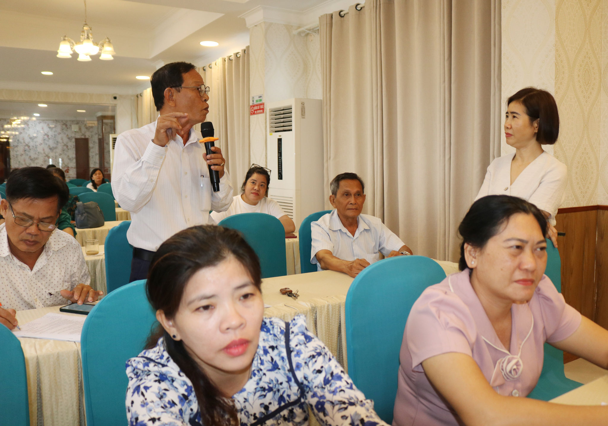 Đại biểu trao đổi một vấn đề trong nội dung tập huấn với Tiến sĩ Lê Thị Vân Anh.