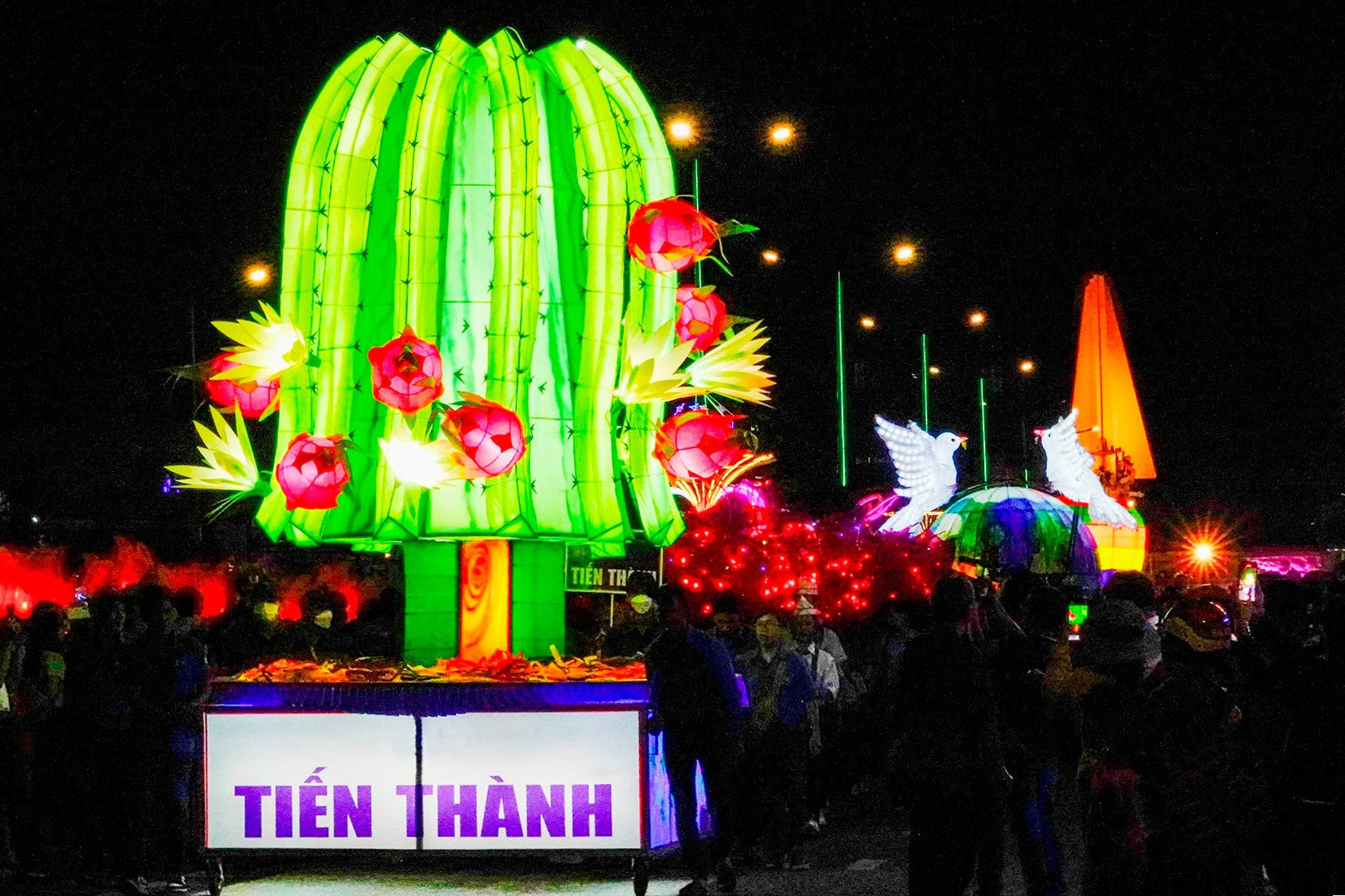 Lồng đèn lớn được làm theo mô hình cây thanh long sáng lung linh trong đêm trung thu