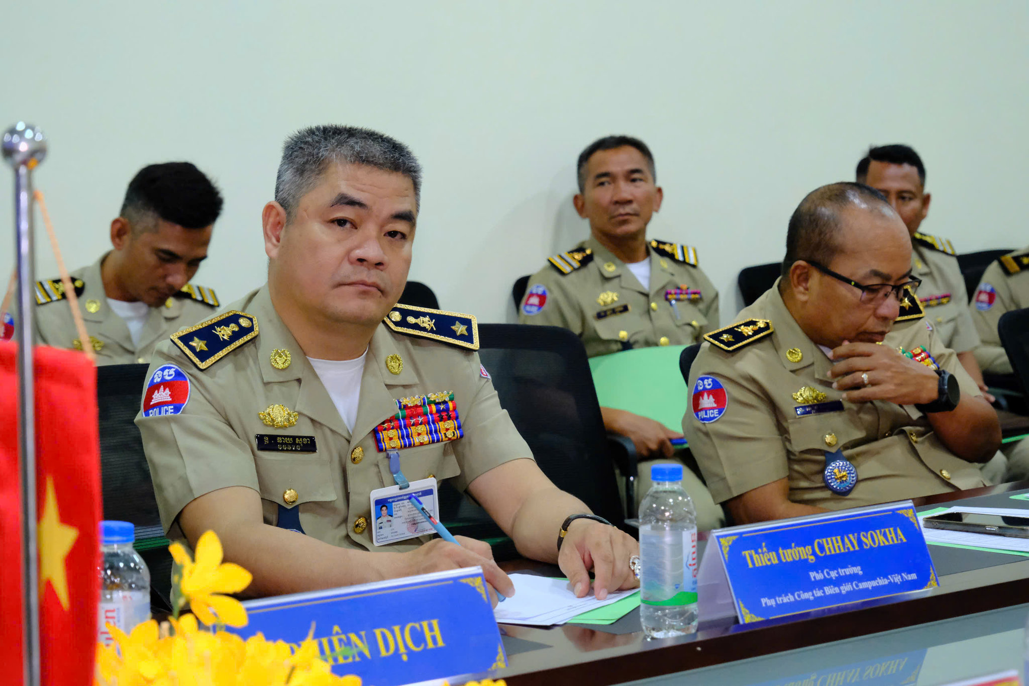 Tham dự hội nghị còn có Thiếu tướng Chhay Sokha, Phó Cục trưởng phụ trách công tác biên giới Campuchia - Việt Nam