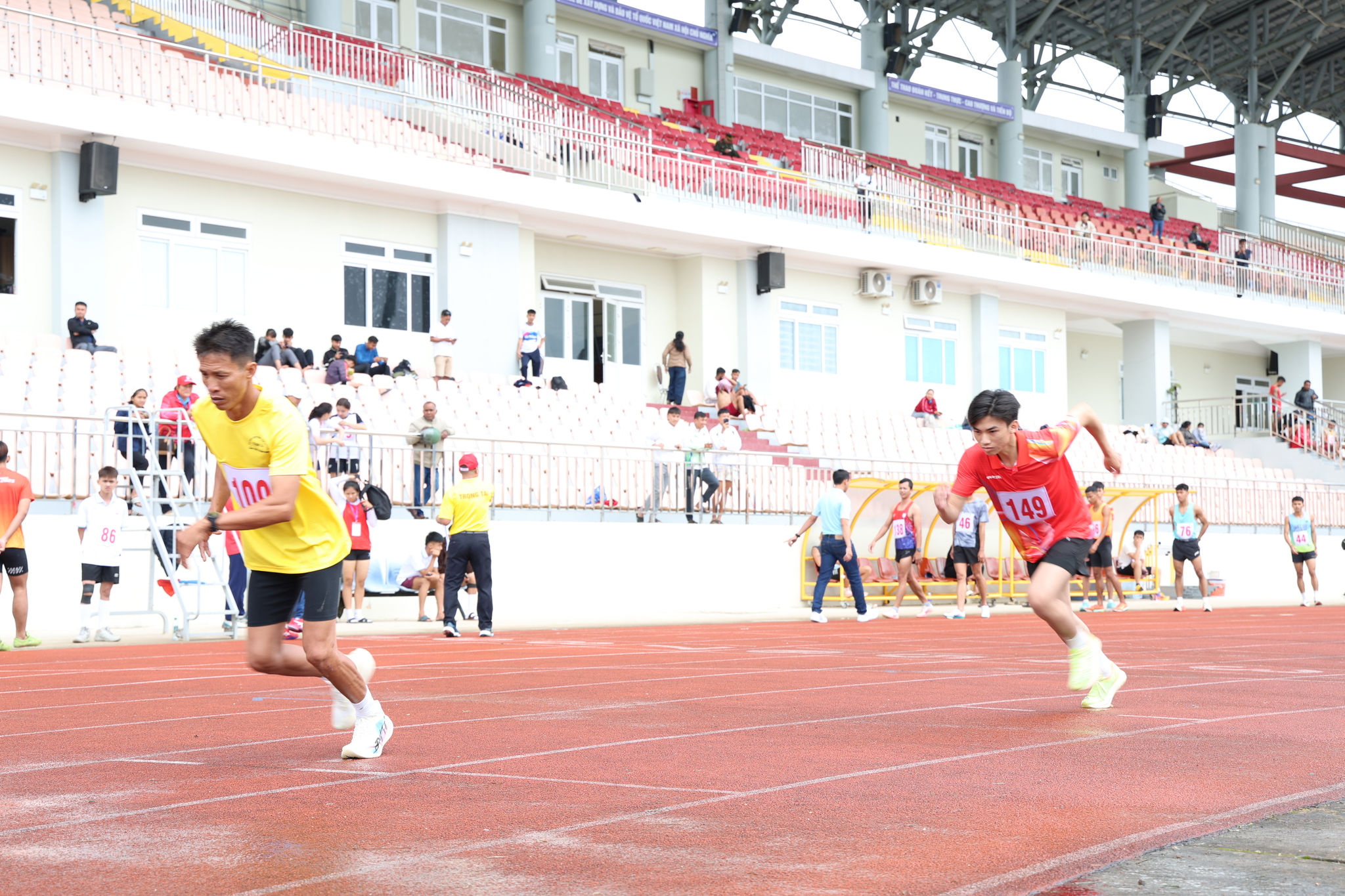 Xuất phát nội dung 800m Nam