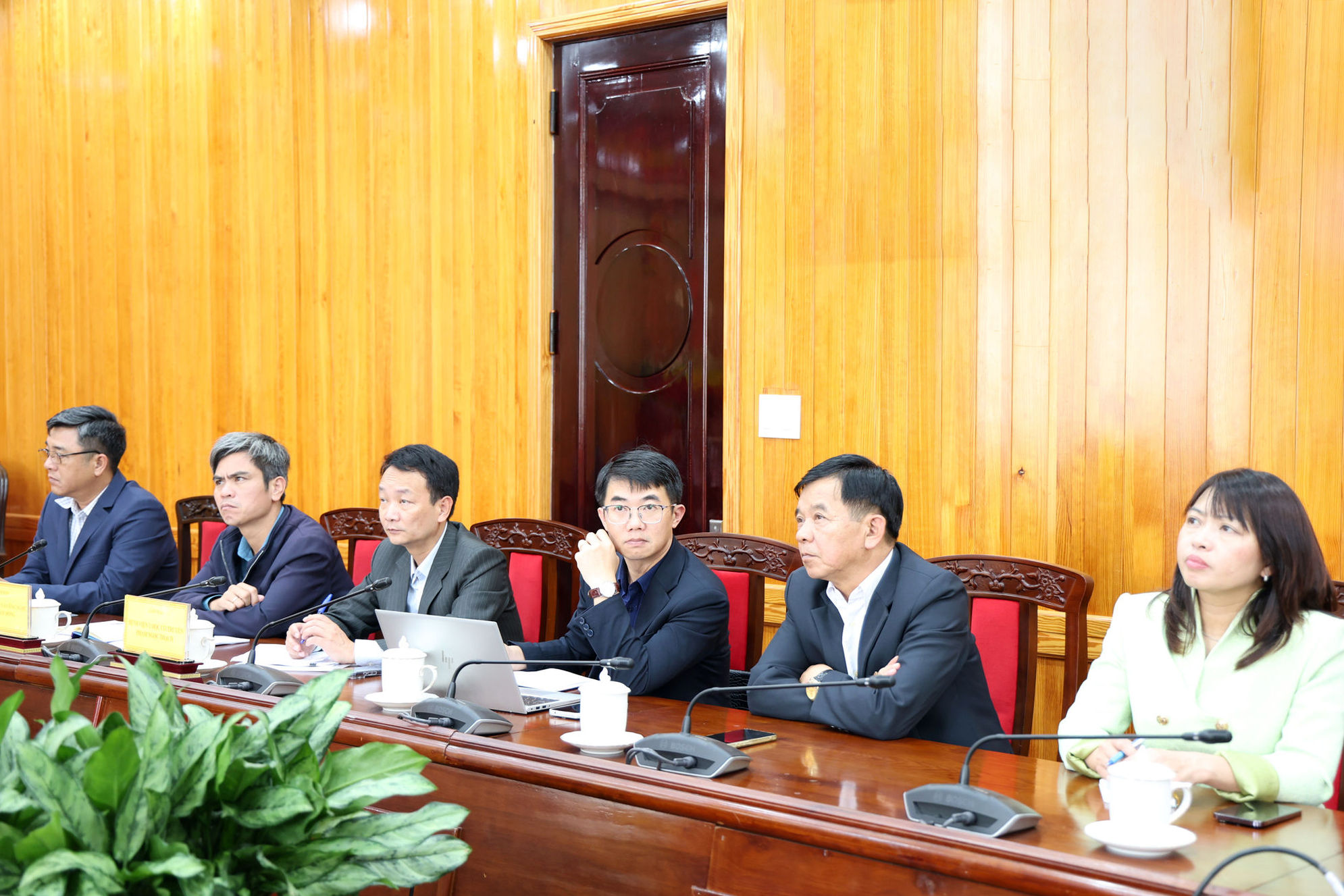 dai-dien-cac-phong-ban-chuyen-mon-so-y-te-lam-dong-tham-du-hoi-nghi(1).jpg