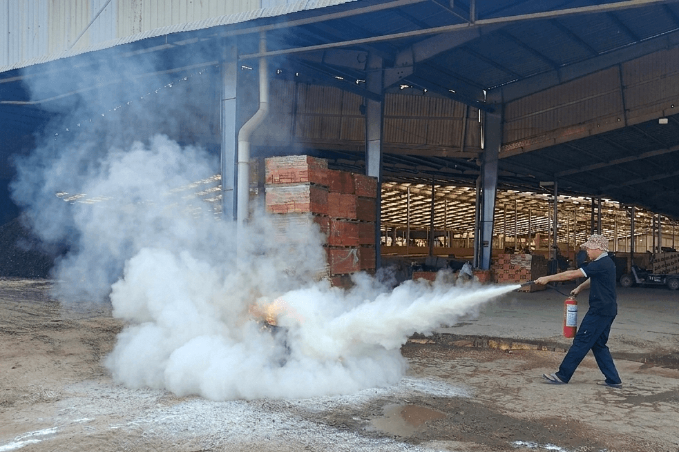 HÌNH ẢNH 5 Thực tập phương án chữa cháy và cứu nạn, cứu hộ (CNCH) tại Cơ sở sản xuất gạch Hoffnam (xã Tân Lập, tỉnh Lâm Đồng).