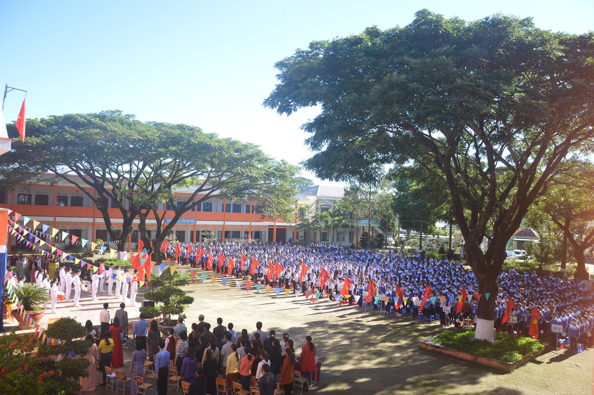 Khuôn viên Trường THCS Nguyễn Du Di Linh