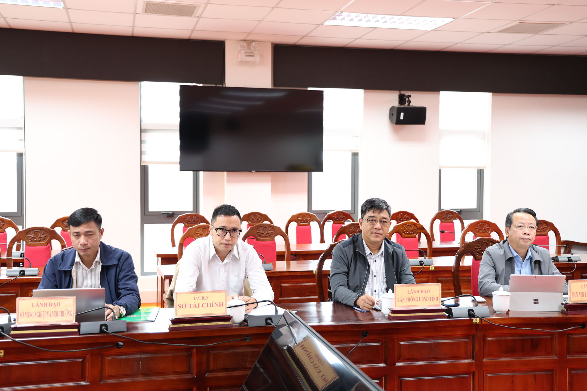 Lãnh đạo các sở, ban ngành tham dự tại hội nghị
