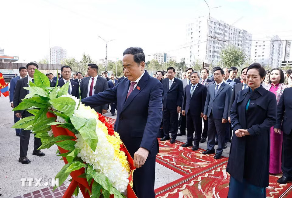 Chủ tịch Quốc hội Trần Thanh Mẫn và Phu nhân cùng đoàn đại biểu cấp cao Việt Nam đặt vòng hoa tại Tượng đài Chủ tịch Hồ Chí Minh ở Trường số 14 mang tên Chủ tịch Hồ Chí Minh. (Ảnh: Doãn Tấn/TTXVN)