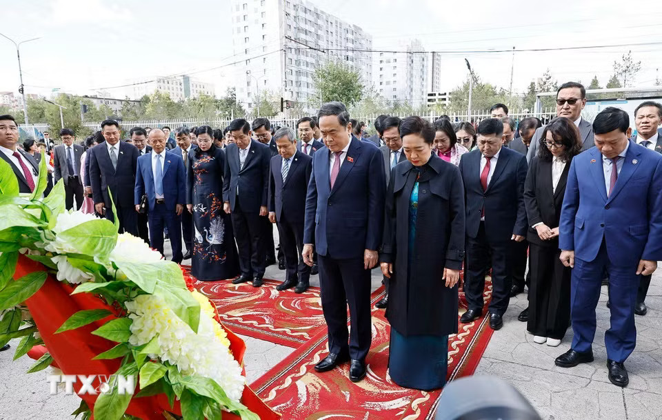 Chủ tịch Quốc hội Trần Thanh Mẫn và Phu nhân cùng đoàn đại biểu cấp cao Việt Nam đặt vòng hoa tại Tượng đài Chủ tịch Hồ Chí Minh ở Trường số 14 mang tên Chủ tịch Hồ Chí Minh. (Ảnh: Doãn Tấn/TTXVN)