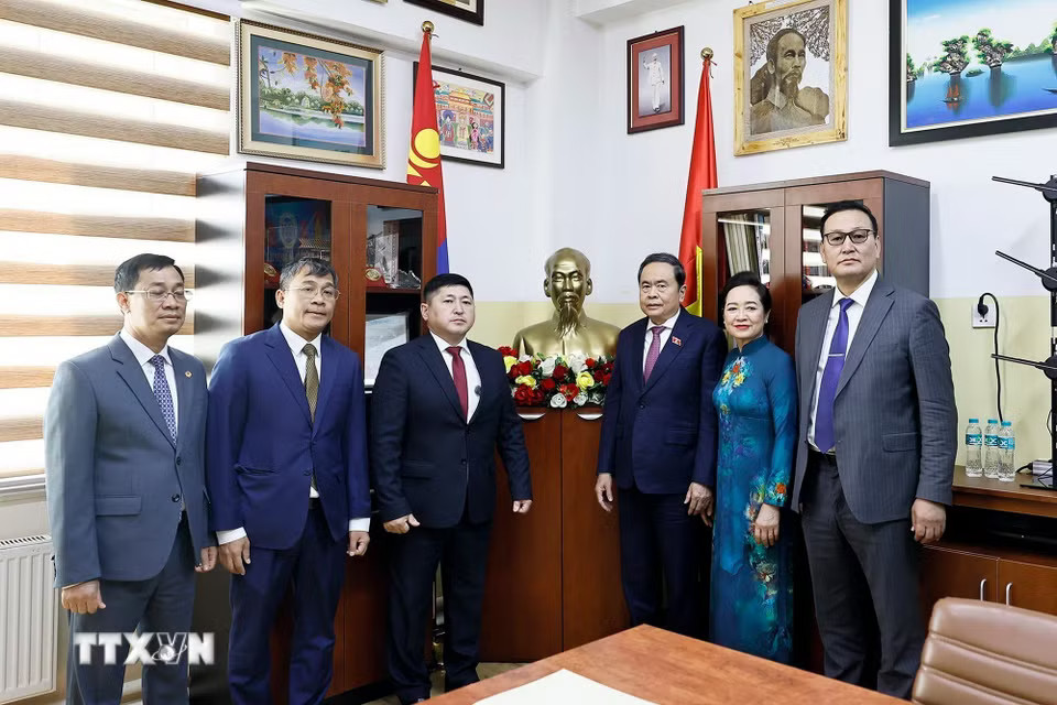 Chủ tịch Quốc hội Trần Thanh Mẫn và Phu nhân chụp ảnh chung cùng đại diện Ban Lãnh đạo nhà trường trước tượng Bác trong phòng truyền thống. (Ảnh: Doãn Tấn/TTXVN)