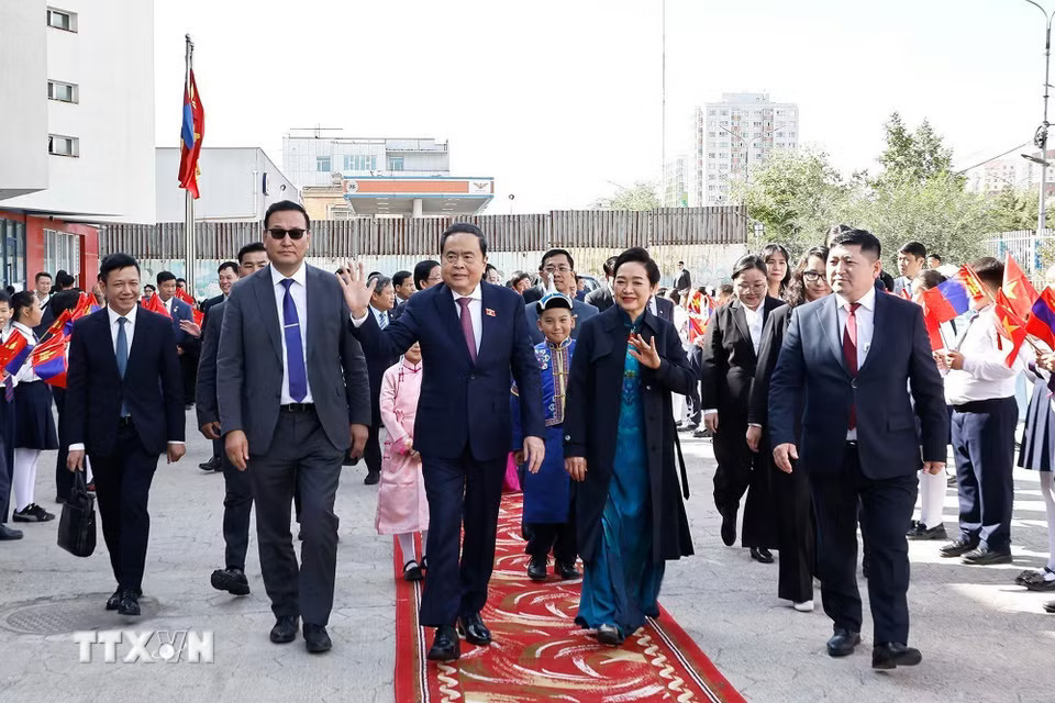Chủ tịch Quốc hội Trần Thanh Mẫn và Phu nhân thăm Trường liên cấp số 14 mang tên Chủ tịch Hồ Chí Minh. (Ảnh: Doãn Tấn/TTXVN)