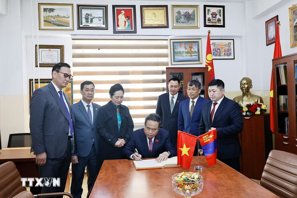 Chủ tịch Quốc hội Trần Thanh Mẫn ký sổ lưu niệm tại Trường liên cấp số 14 mang tên Chủ tịch Hồ Chí Minh. (Ảnh: Doãn Tấn/TTXVN)