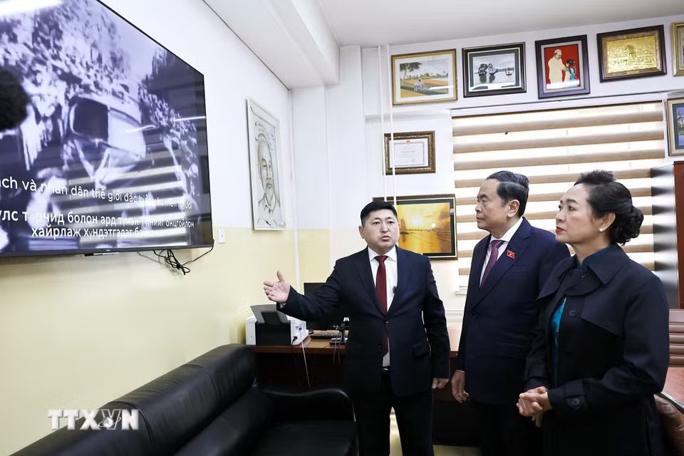Chủ tịch Quốc hội Trần Thanh Mẫn và Phu nhân nghe giới thiệu về tư liệu Chủ tịch Hồ Chí Minh tại phòng truyền thống của nhà trường. (Ảnh: Doãn Tấn/TTXVN)