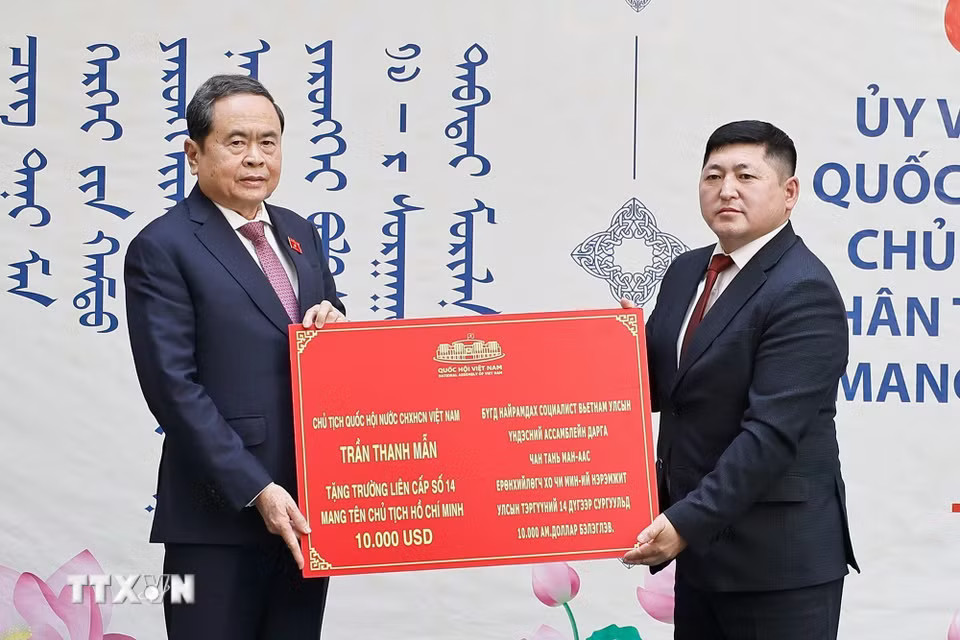 Chủ tịch Quốc hội Trần Thanh Mẫn tặng quà Trường liên cấp số 14 mang tên Chủ tịch Hồ Chí Minh. (Ảnh: Doãn Tấn/TTXVN)