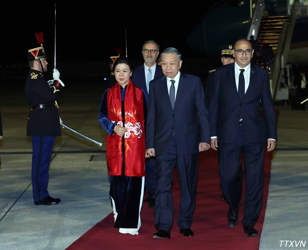 vna-potal-tong-bi-thu-chu-tich-nuoc-to-lam-va-phu-nhan-bat-dau-chuyen-tham-chinh-thuc-cong-hoa-phap-va-du-hoi-nghi-thuong-dinh-khong-gian-vu-tru-8921.jpg
