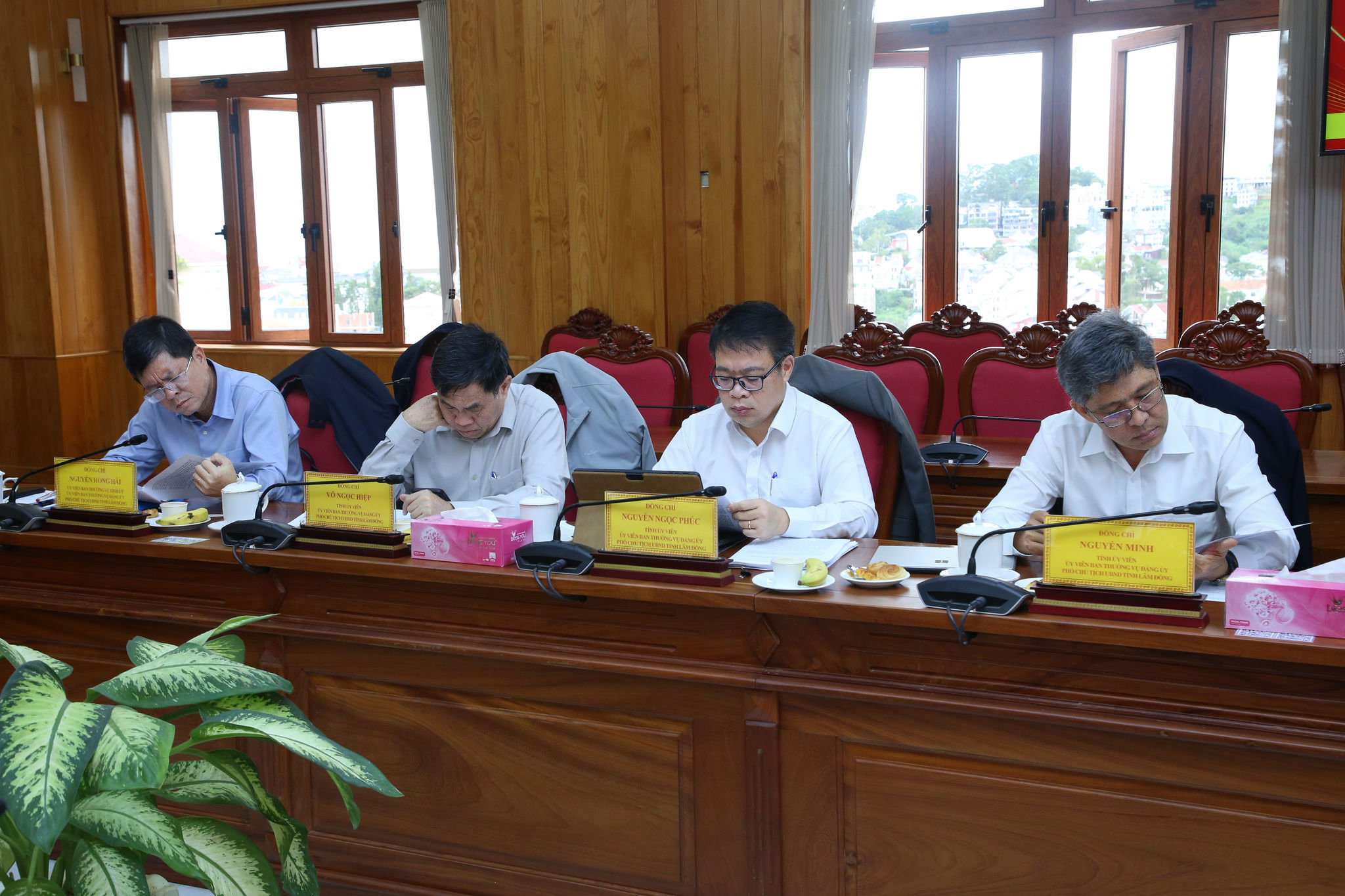 cac-dong-chi-pho-chu-tich-ubnd-tinh-lam-dong-tham-du-buoi-lam-viec(1).jpg
