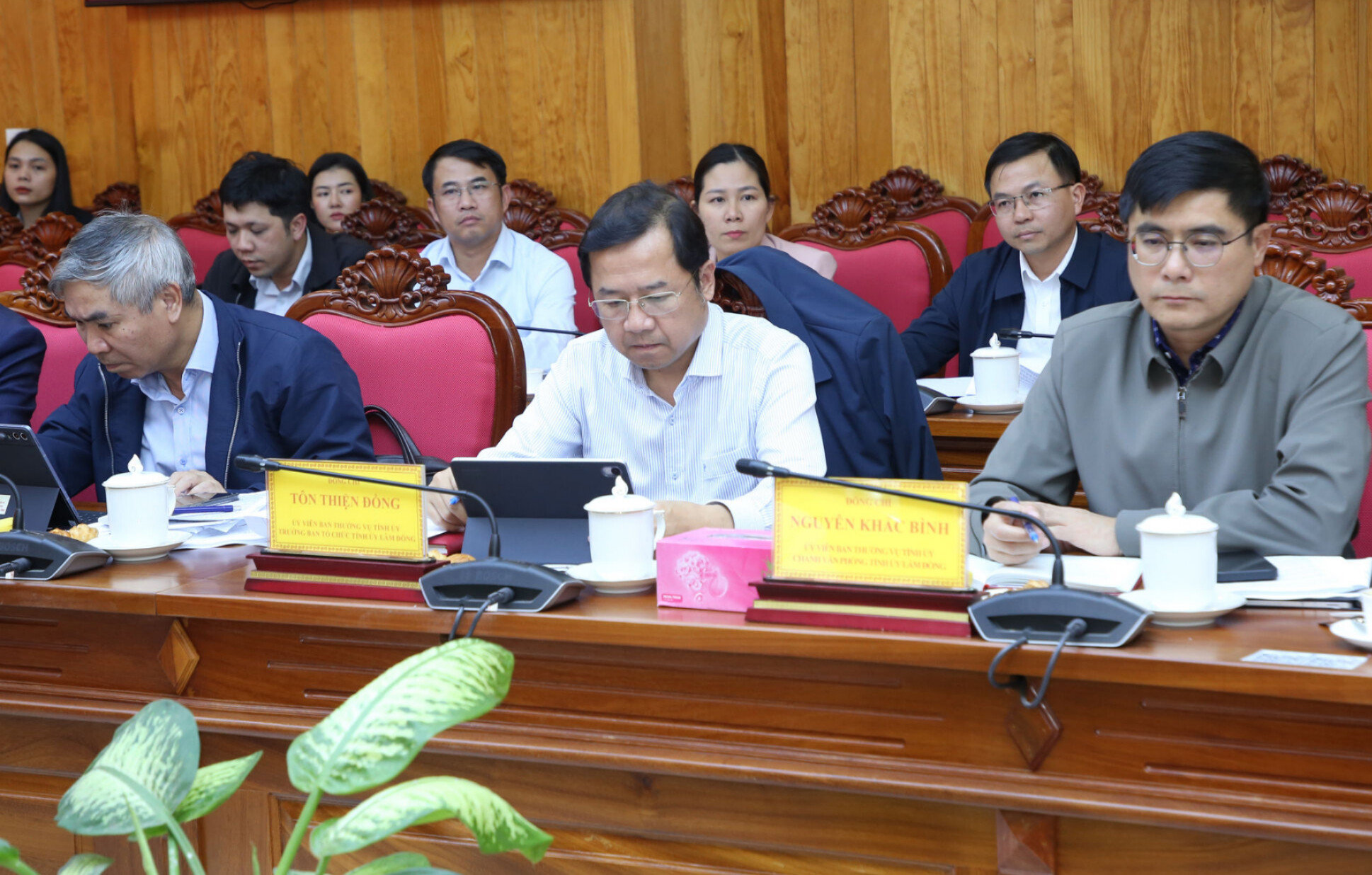 cac-dong-chi-trong-ban-thuong-vu-tinh-uy-tham-du-buoi-lam-viec(1).jpg