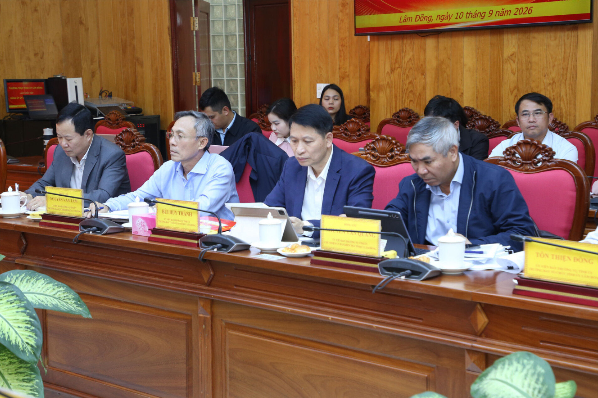 cac-dong-chi-trong-ban-thuong-vu-tinh-uy-tham-du-buoi-lam-viec-2-(1).jpg
