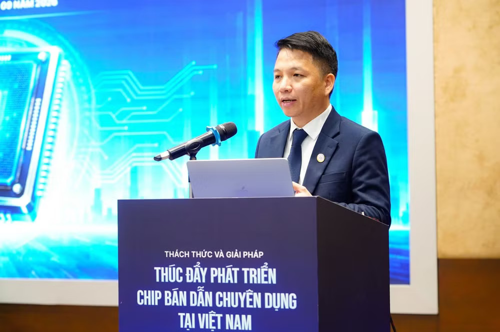 ong-nguyen-anh-tuan-phat-bieu-tai-hoi-thao-chip-ban-dan.jpg