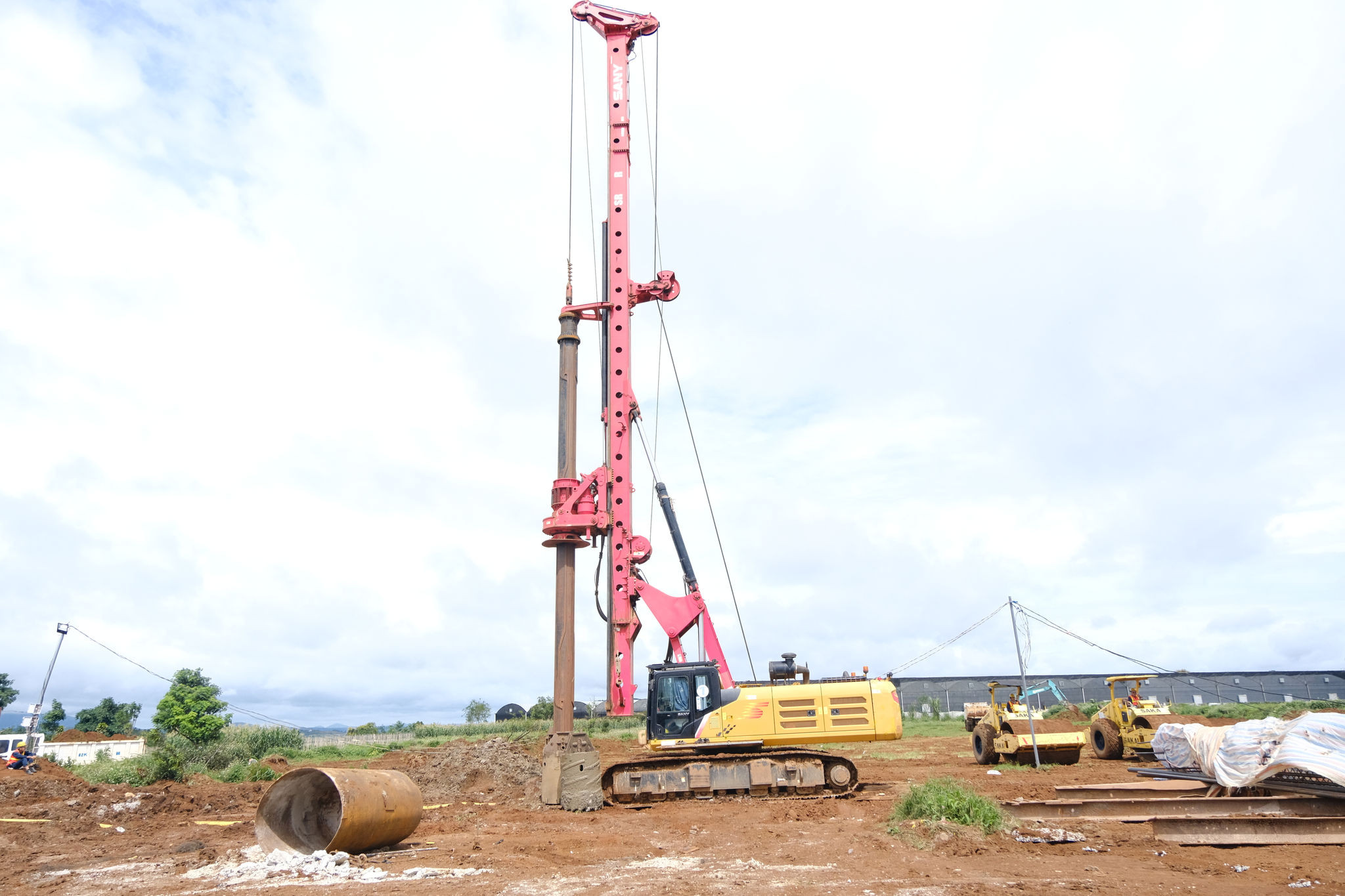 Đơn vị thi công triển khai thi công nền móng, cọc khoan nhồi các cầu vượt thuộc dự án Cao tốc Bảo Lộc - Liên Khương. Ảnh: Hoàng Sa