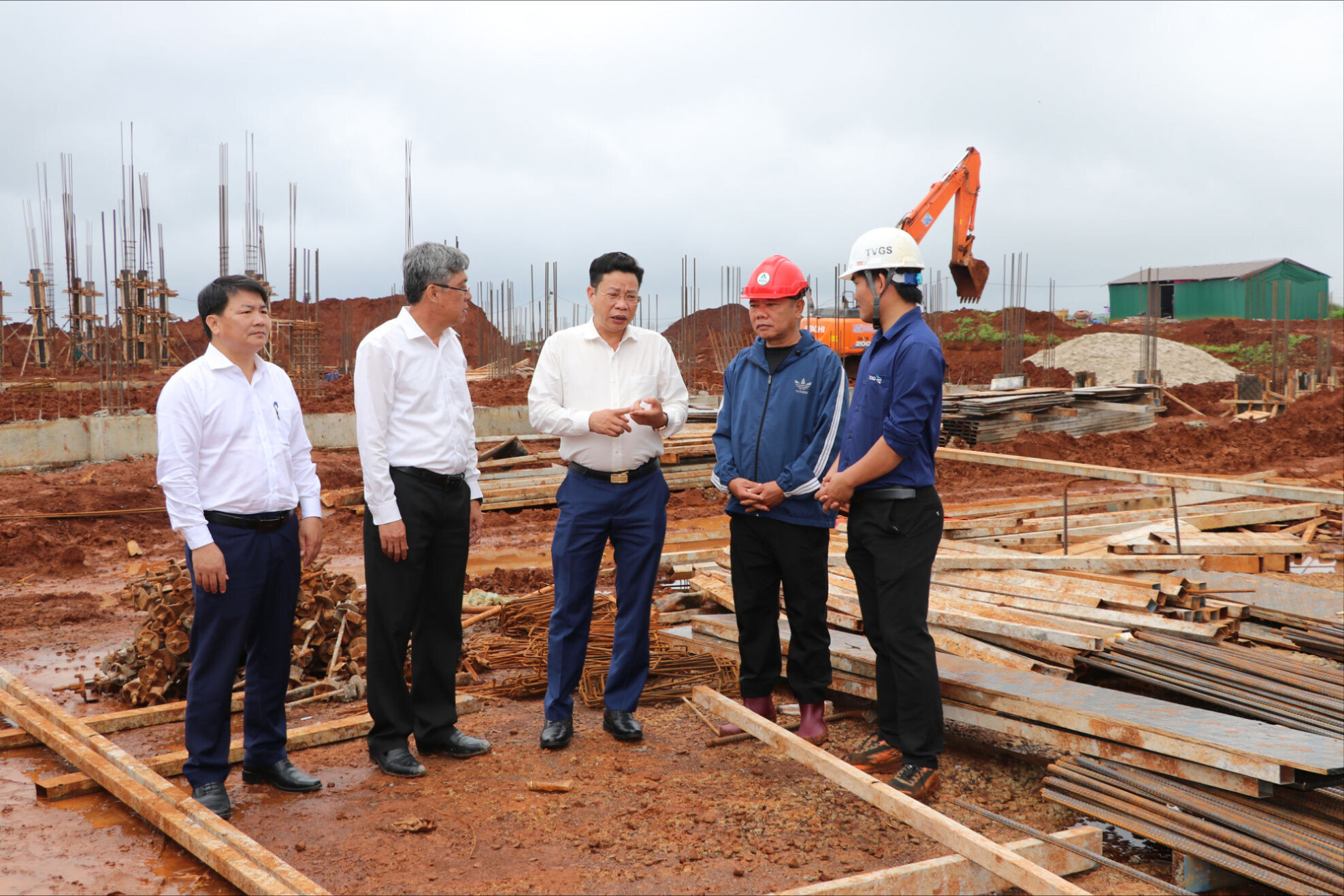 Phó Bí thư Tỉnh ủy, Chủ tịch HĐND tỉnh Lưu Văn Trung (thứ 3 từ trái qua) kiểm tra tiến độ dự án Trường phổ thông nội trú liên cấp Tiểu học và THCS Thuận Hạnh